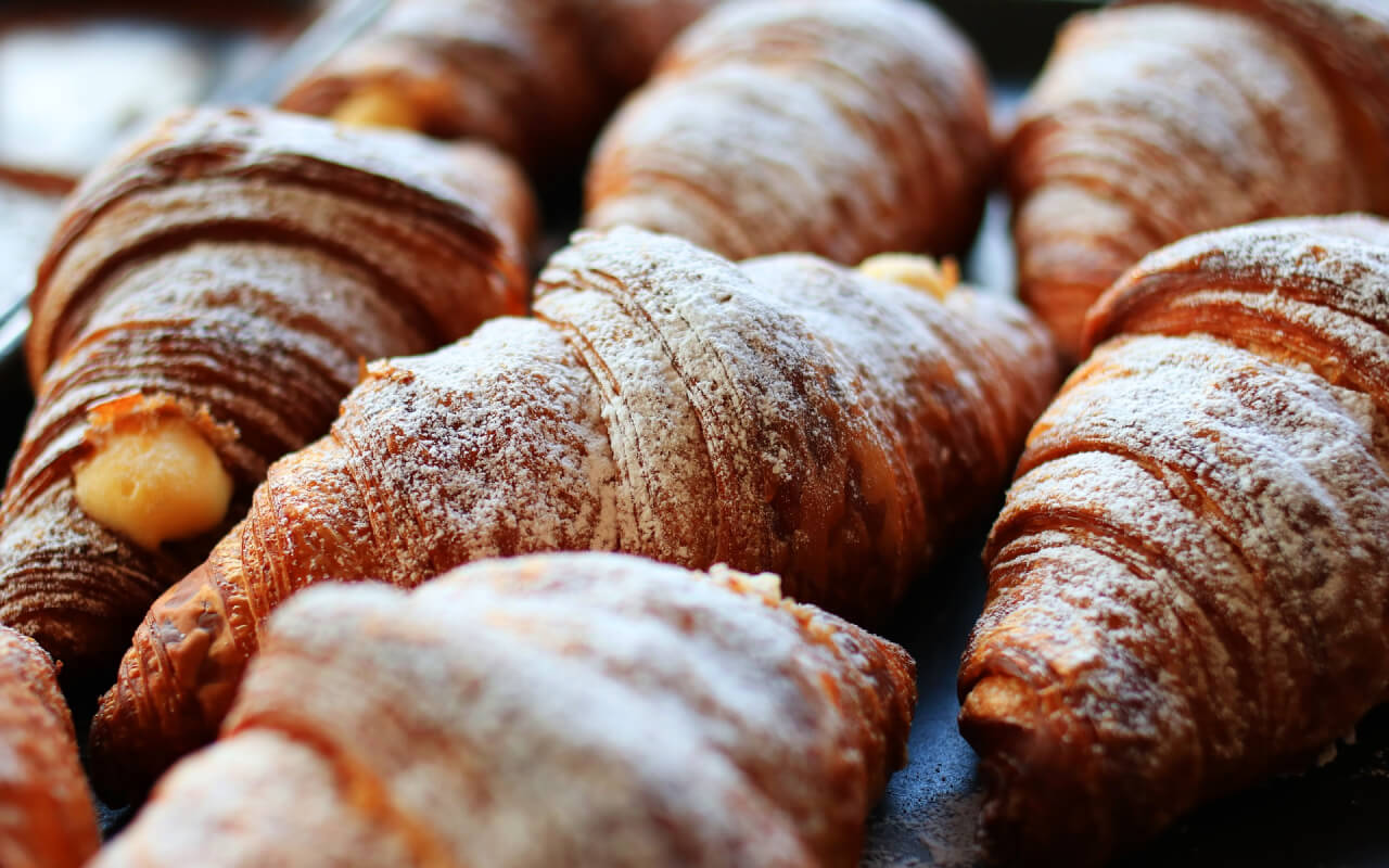 たくさんのクロワッサンが並んでいる