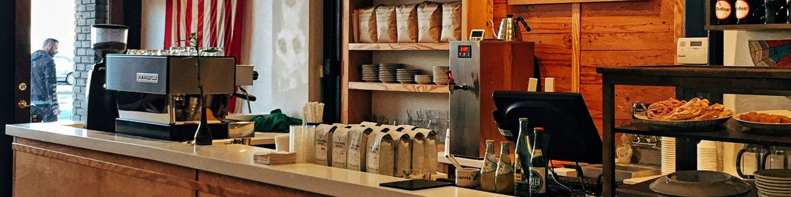 レジの周りにパンやコーヒーメーカーが置いてある