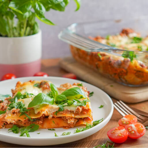 お皿に盛り付けられたラザニア