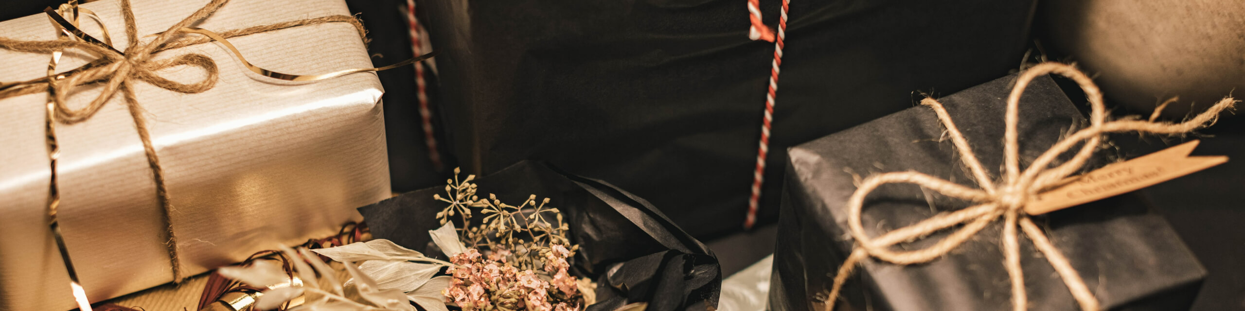 ラッピングされたプレゼントが2つある