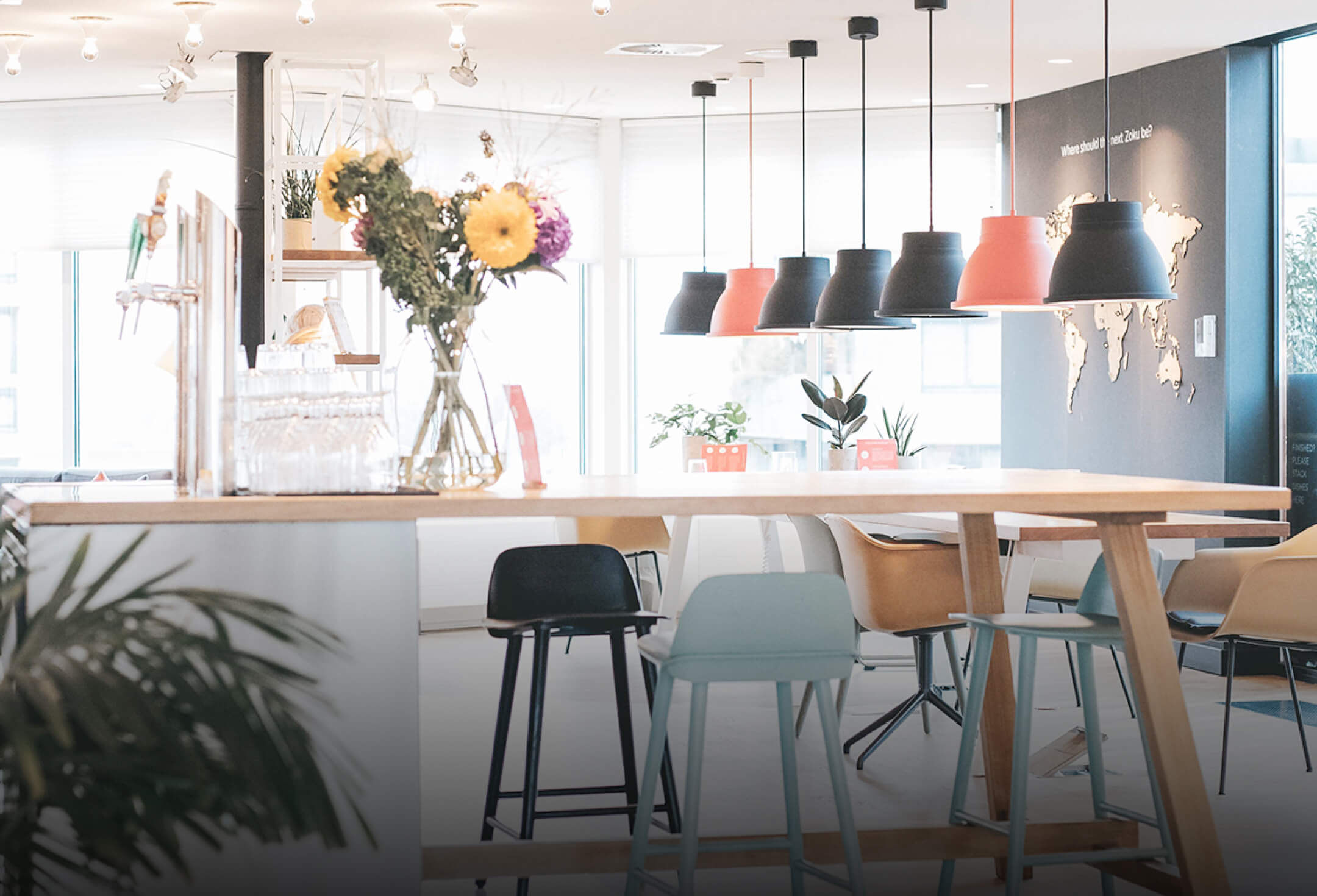 テーブルや椅子、ライトがたくさんあるカフェの店内の様子