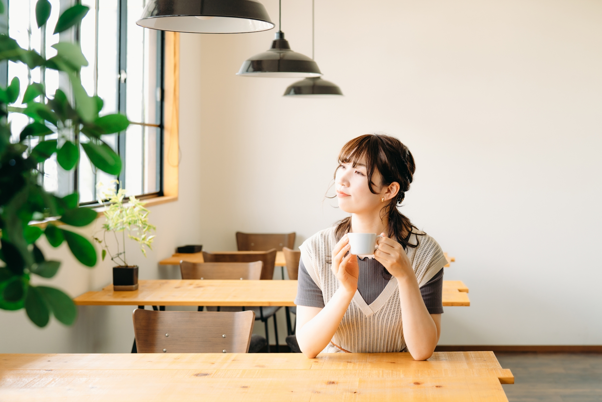 カフェでコーヒーを飲んでいる女性