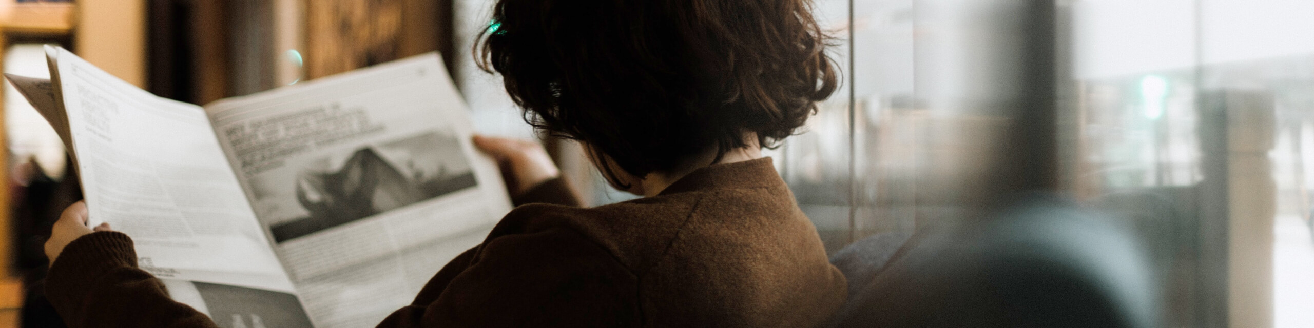 女の人が雑誌を読んでいる画像